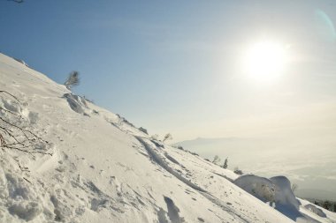 Japonya Hokkaido 'nun güneş panoramasını aşmak için Yotei Dağı' na tırmandı. Yüksek kalite fotoğraf