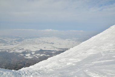 Yotei Volkan Dağı panoramik olarak Japonya Hokkaido 'da kış aylarında kayak turuna çıkar. Yüksek kalite fotoğraf