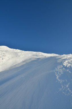 Yotei Volkan Dağı panoramik olarak Japonya Hokkaido 'da kış aylarında kayak turuna çıkar. Yüksek kalite fotoğraf