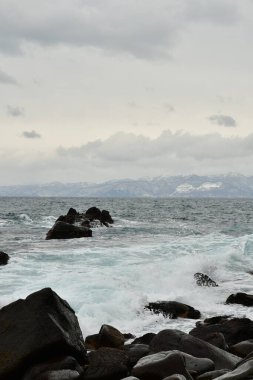 Hokkaido Kış Sahil Hattı Iwainai yakınlarında bulutlu ve dalgalı bir deniz. Yüksek kalite fotoğraf