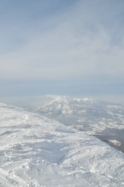 Yotei Volkan Dağı panoramik olarak Japonya Hokkaido 'da kış aylarında kayak turuna çıkar. Yüksek kalite fotoğraf