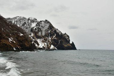 Hokkaido Kış Sahil Hattı Iwainai yakınlarında bulutlu ve dalgalı bir deniz. Yüksek kalite fotoğraf