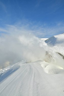Kış manzarası karla kaplı dağdan yükselen duman. Tokachi volkanı, Hokkaido, Japonya. Yüksek kalite fotoğraf