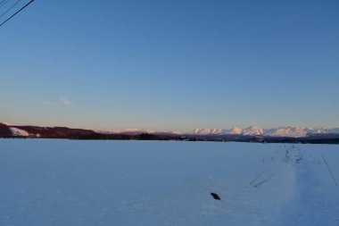 Kar ve dağ manzarası kokkaido alacakaranlık şafağı. Yüksek kalite fotoğraf