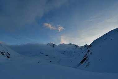 Sonbaharda Andermatt yakınlarındaki İsviçre Alpleri kar kayağı turunda. Yüksek kalite fotoğraf