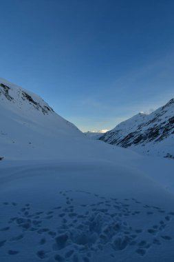 Sonbaharda Andermatt yakınlarındaki İsviçre Alpleri kar kayağı turunda. Yüksek kalite fotoğraf