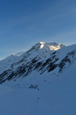 Sonbaharda Andermatt yakınlarındaki İsviçre Alpleri kar kayağı turunda. Yüksek kalite fotoğraf