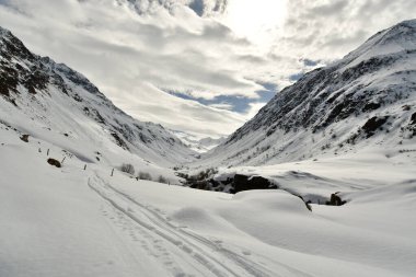 Sonbaharda Andermatt yakınlarındaki İsviçre Alpleri kar kayağı turunda. Yüksek kalite fotoğraf