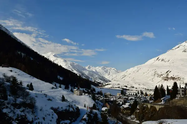 Sonbaharda Andermatt 'ta kar yağışlı İsviçre Alpleri. Yüksek kalite fotoğraf