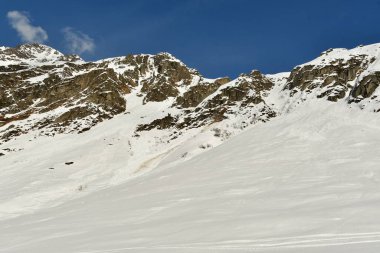 Andermatt yakınlarındaki ıslak kar İsviçre Alplerinde çığ hareket ediyor. Yüksek kalite fotoğraf