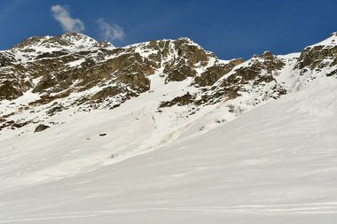 Andermatt yakınlarındaki ıslak kar İsviçre Alplerinde çığ hareket ediyor. Yüksek kalite fotoğraf