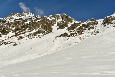 Andermatt yakınlarındaki ıslak kar İsviçre Alplerinde çığ hareket ediyor. Yüksek kalite fotoğraf