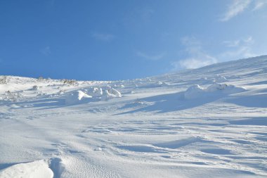 Yotei Volkan Dağı panoramik olarak Japonya Hokkaido 'da kış aylarında kayak turuna çıkar. Yüksek kalite fotoğraf