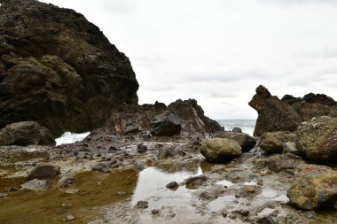 Hokkaido Kış Sahil Hattı Iwainai yakınlarında bulutlu ve dalgalı bir deniz. Yüksek kalite fotoğraf