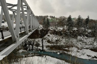 Mavi Nehir karlı arka planda Biei hokkaido Japonya. Yüksek kalite fotoğraf