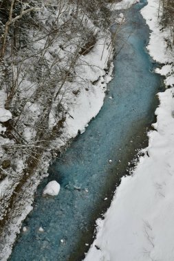 Mavi Nehir karlı arka planda Biei hokkaido Japonya. Yüksek kalite fotoğraf