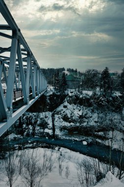 Mavi Nehir Beyaz Kar zıtlığı arka planı Biei Japonya soğuk su kışı. Yüksek kalite fotoğraf