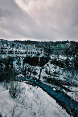 Mavi Nehir Beyaz Kar zıtlığı arka planı Biei Japonya soğuk su kışı. Yüksek kalite fotoğraf