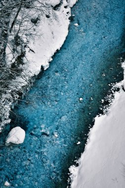 Mavi Nehir Beyaz Kar zıtlığı arka planı Biei Japonya soğuk su kışı. Yüksek kalite fotoğraf