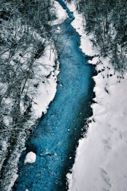 Mavi Nehir Beyaz Kar zıtlığı arka planı Biei Japonya soğuk su kışı. Yüksek kalite fotoğraf