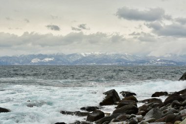 Hokkaido kıyıları kışın Japonya 'da dalgalı deniz bulutları. Yüksek kalite fotoğraf