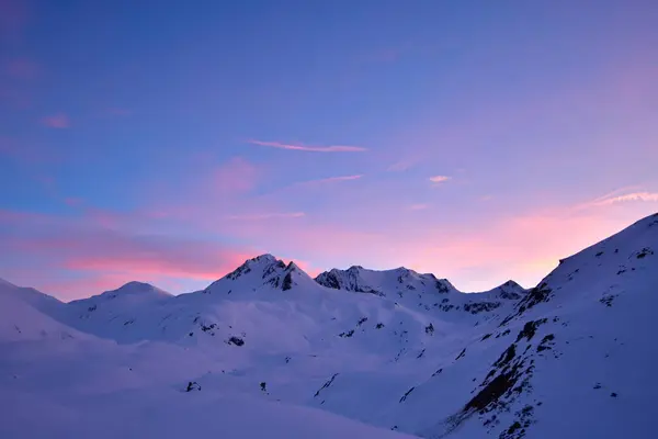 アンデルマットの冬の雪の月の近くのスイスで夕暮れ 高品質の写真 — ストック写真