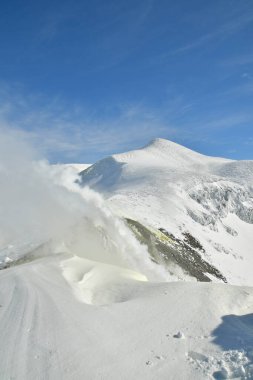 Kış manzarası karla kaplı dağdan yükselen duman. Tokachi volkanı, Hokkaido, Japonya. Yüksek kalite fotoğraf