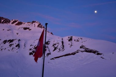 Vermigel Hut Andermatt Swizerland 'da Şafakta İsviçre Bayrağı. Yüksek kalite fotoğraf