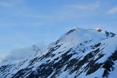 Sonbaharda Andermatt yakınlarındaki İsviçre Alpleri kar kayağı turunda. Yüksek kalite fotoğraf