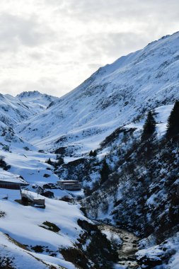 Sonbaharda Andermatt 'ta kar yağışlı İsviçre Alpleri. Yüksek kalite fotoğraf