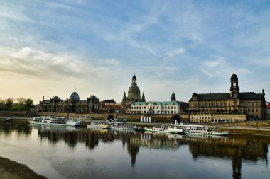 Panoeama şehir manzarası Dresden Almanya elbe nehri ile sabah erken saatlerde. Yüksek kalite fotoğraf