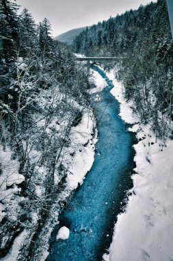 Mavi Nehir Beyaz Kar zıtlığı arka planı Biei Japonya soğuk su kışı. Yüksek kalite fotoğraf