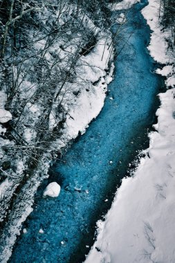 Mavi Nehir Beyaz Kar zıtlığı arka planı Biei Japonya soğuk su kışı. Yüksek kalite fotoğraf