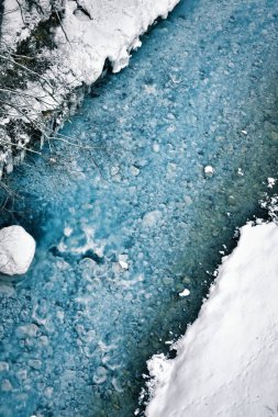 Mavi Nehir Beyaz Kar zıtlığı arka planı Biei Japonya soğuk su kışı. Yüksek kalite fotoğraf