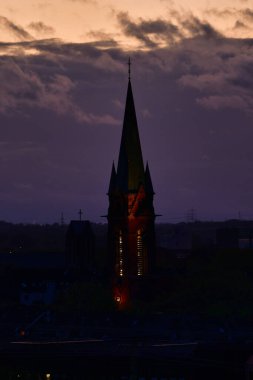 Günbatımındaki St. Michael Kilisesi Dortmund Ruhrgebiet Almanya dramatik ışığı bulutlandırır. Yüksek kalite fotoğraf