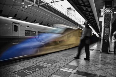 Tokyo tren istasyonunda Japon bullit tren shinkansen. Yüksek kalite fotoğraf