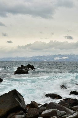 Hokkaido kıyıları kışın Japonya 'da dalgalı deniz bulutları. Yüksek kalite fotoğraf