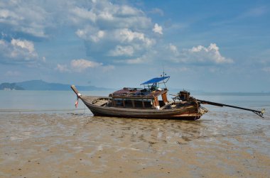 Tayland ve Asya sahillerinde uzun kuyruklu tekne günbatımı. Yüksek kalite fotoğraf