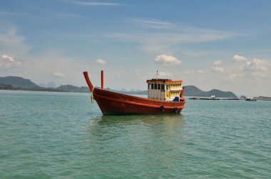Tayland ve Asya sahillerinde uzun kuyruklu tekne günbatımı. Yüksek kalite fotoğraf