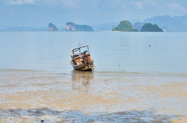 Tayland ve Asya sahillerinde uzun kuyruklu tekne günbatımı. Yüksek kalite fotoğraf