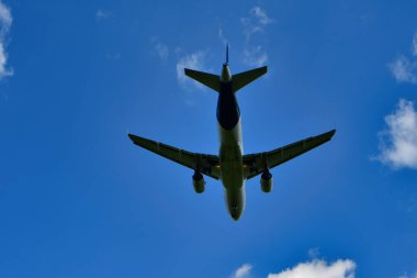 Frankfurt Havaalanı 'na jetin inişi mavi gökyüzü bulutları. Yüksek kalite fotoğraf