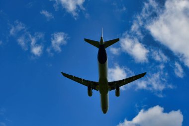 Frankfurt Havaalanı 'na jetin inişi mavi gökyüzü bulutları. Yüksek kalite fotoğraf