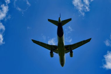 Frankfurt Havaalanı 'na jetin inişi mavi gökyüzü bulutları. Yüksek kalite fotoğraf
