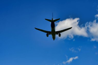 Frankfurt Havaalanı 'na jetin inişi mavi gökyüzü bulutları. Yüksek kalite fotoğraf