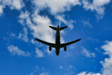 Frankfurt Havaalanı 'na jetin inişi mavi gökyüzü bulutları. Yüksek kalite fotoğraf