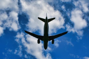 Frankfurt Havaalanı 'na jetin inişi mavi gökyüzü bulutları. Yüksek kalite fotoğraf