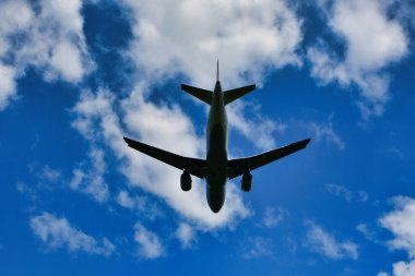 Frankfurt Havaalanı 'na jetin inişi mavi gökyüzü bulutları. Yüksek kalite fotoğraf