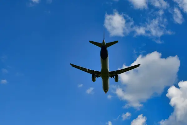 Frankfurt Havaalanı 'na jetin inişi mavi gökyüzü bulutları. Yüksek kalite fotoğraf