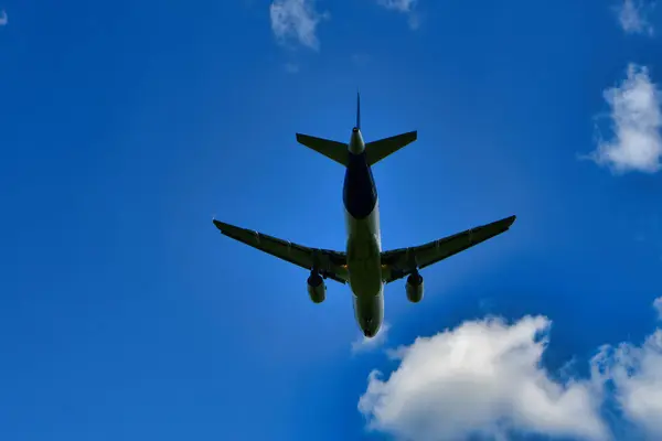 Frankfurt Havaalanı 'na jetin inişi mavi gökyüzü bulutları. Yüksek kalite fotoğraf