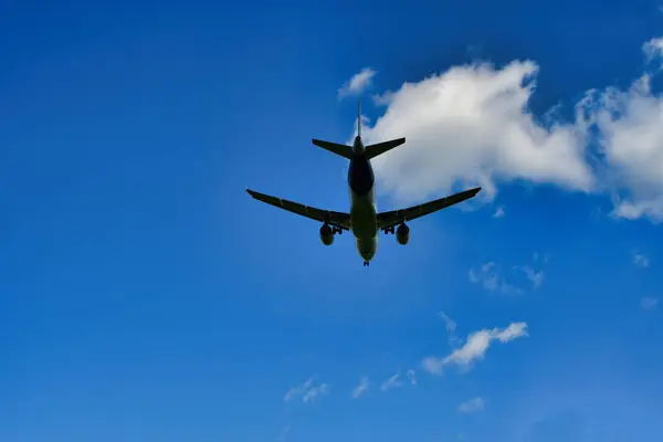 Frankfurt Havaalanı 'na jetin inişi mavi gökyüzü bulutları. Yüksek kalite fotoğraf